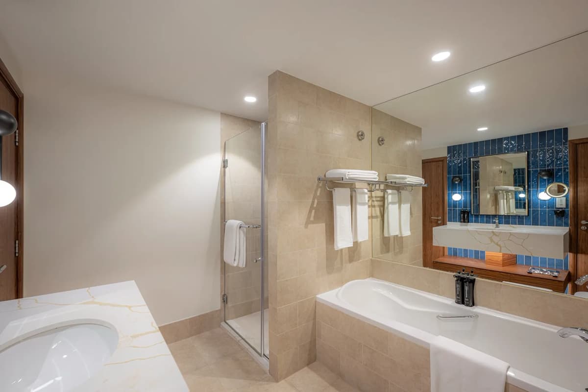 Chambre King Suite Balcon Piscine et vue sur la fontaine